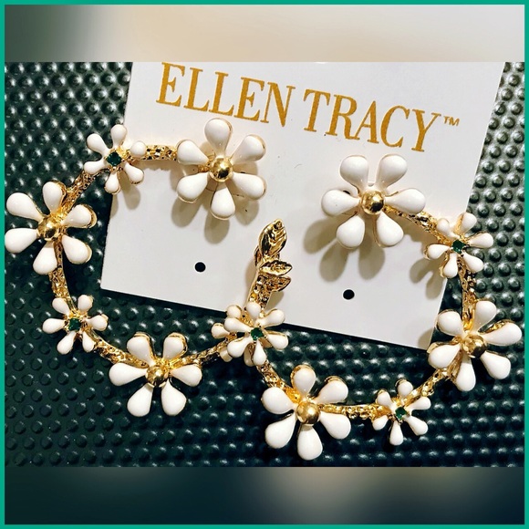 Ellen Tracy Jewelry - 🏷 NEW White & Gold Floral Earrings